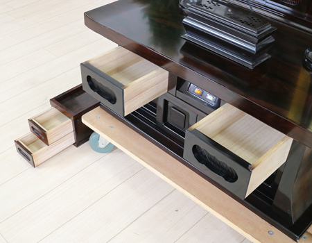 格安・激安・最安値で販売いたします。創価学会仏壇専門店桜梅桃李.comより、創価学会厨子型経机付中古仏壇635　創価学会仏壇専門店桜梅桃李より発売いたします。拠点男子部新居に最適です。中古のお仏壇を格安でお届けいたします。シャム柿でできた厨子型経机付中古仏壇です。 和室・拠点に最適です。 製品名 創価学会厨子型中古仏壇635シャム柿　経机付 設置 和室・洋室・拠点・会場に最適です 種別 厨子型仏壇/ サイズ 仏壇全体:高さ約168.5cm x 幅約91.5cm x 奥行約70cm 厨子内寸:約65cm x約38cm　 経机:高さ約38cm×幅約91cm×奥行約45.5cm 置台:高さ約15cm×幅約101cm×奥行約75cm 材質 シャム柿・MDF 機能 自動扉・仏壇本体引き戸1カ所、経机引き出し2カ所、線香箱引き出し2か所 新品仏具(造花しきみ×2、仏器・茶器)