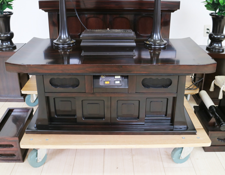 格安・激安・最安値で販売いたします。創価学会仏壇専門店桜梅桃李.comより、創価学会厨子型経机付中古仏壇635　創価学会仏壇専門店桜梅桃李より発売いたします。拠点男子部新居に最適です。中古のお仏壇を格安でお届けいたします。シャム柿でできた厨子型経机付中古仏壇です。 和室・拠点に最適です。 製品名 創価学会厨子型中古仏壇635シャム柿　経机付 設置 和室・洋室・拠点・会場に最適です 種別 厨子型仏壇/ サイズ 仏壇全体:高さ約168.5cm x 幅約91.5cm x 奥行約70cm 厨子内寸:約65cm x約38cm　 経机:高さ約38cm×幅約91cm×奥行約45.5cm 置台:高さ約15cm×幅約101cm×奥行約75cm 材質 シャム柿・MDF 機能 自動扉・仏壇本体引き戸1カ所、経机引き出し2カ所、線香箱引き出し2か所 新品仏具(造花しきみ×2、仏器・茶器)