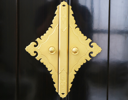 創価学会仏壇専門店桜梅桃李.comより創価学会厨子型中古仏壇経机付き百鳳637を発売致します。