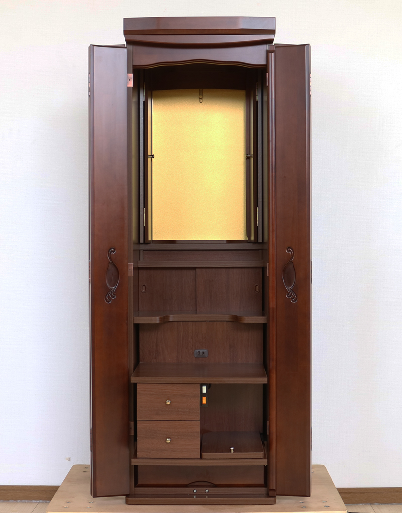 創価学会仏壇専門店桜梅桃李.comにて、創価学会家具調中古仏壇638発売いたします。　こちらの商品は落ち着いたっチョコレートダーク色のお仏壇です。取っ手が可愛く作られておりますので、洋服ダンスのように見えます。リビング・ダイニング・洋室・和室・結婚祝いにぴったりの家具調仏壇となっております。こちらは現在でも新品で販売しているラックスの前身と言えるような似た商品となっております。創価学会家具調中古仏壇　638 和室・洋室・ワンルームにも最適です 家具調仏壇  仏壇全体:高147cm x 幅45.5cm x 奥行き44cm  厨子内寸: 55cm x 33cm  外扉二つ折り時の横幅:68cm 	 パイン材　(合成杢)　表面仕上げ:ウレタン仕上げ　 自動扉・照明灯・引き出し3箇所ついております。