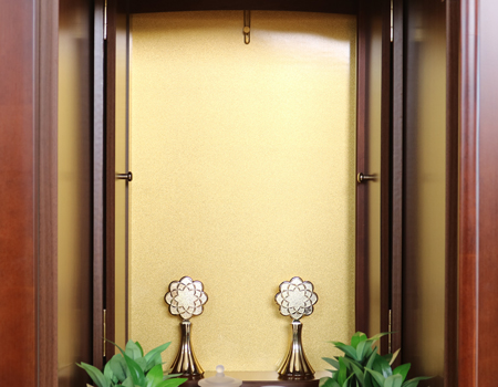 ダーク色とライト色のツートンのコンビネーション色です。今までのお仏壇のデザインではなかった、オシャレな雰囲気漂うデザインに仕上がっております。材質はデザインにあった、パイン材を使用しており、暖かみあふれる明るい印象をお部屋にプラスしてくれます。金剛堂アンサンブル現在でも販売されているお仏壇です。創価学会中古仏壇639和室・洋室・拠点・ワンルーム・一人暮らしにも最適です家具調仏壇仏壇全体:高さ145cm x 幅52.5cm x 奥行き49cm扉最大幅:79cm収納経机、最大奥行:56cm厨子内寸:53cm x 32.5cm　創価学会仏壇専門店桜梅桃李.comより発売いたします。創価学会中古家具調仏壇639のご案内でした。創価学会中古仏壇・創価学会新品仏壇・創価学会アウトレット仏壇を取り扱っております。ぜひご相談くださいませ。