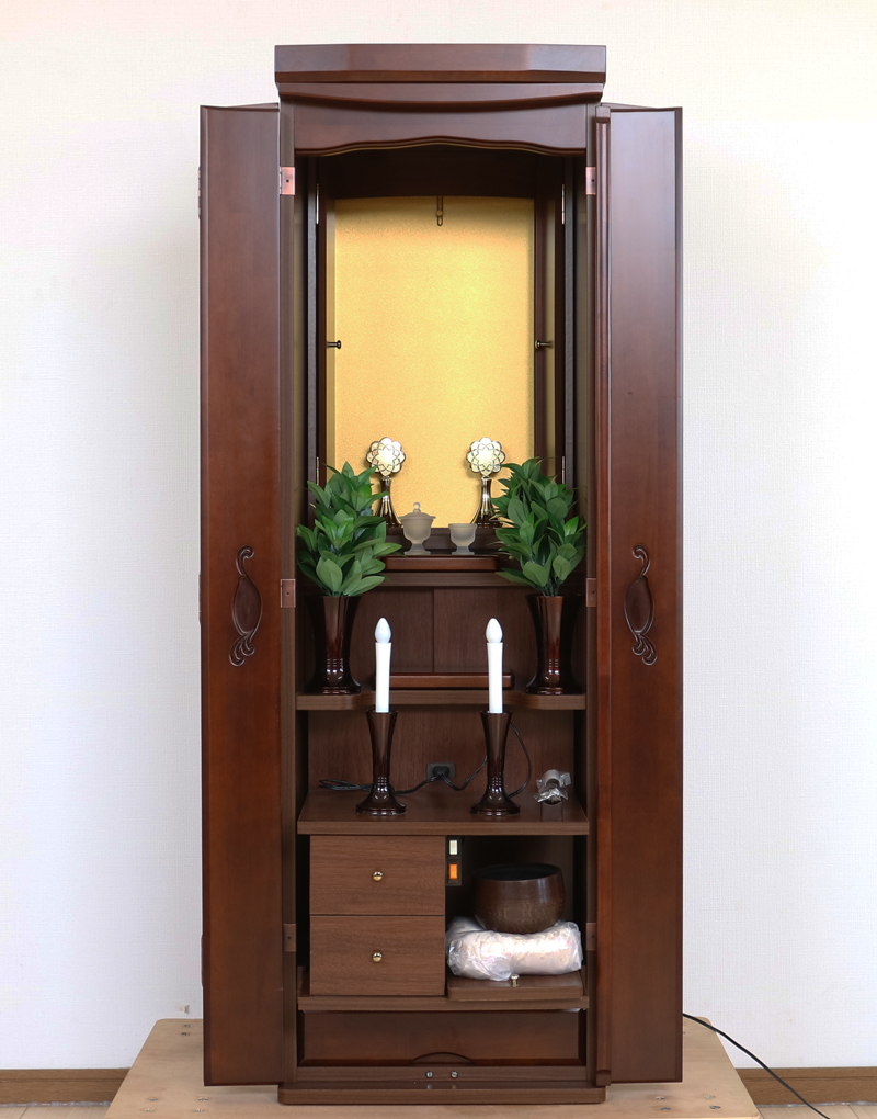 創価学会仏壇専門店桜梅桃李.comにて、創価学会家具調中古仏壇638発売いたします。　こちらの商品は落ち着いたっチョコレートダーク色のお仏壇です。取っ手が可愛く作られておりますので、洋服ダンスのように見えます。リビング・ダイニング・洋室・和室・結婚祝いにぴったりの家具調仏壇となっております。こちらは現在でも新品で販売しているラックスの前身と言えるような似た商品となっております。創価学会家具調中古仏壇　638 和室・洋室・ワンルームにも最適です 家具調仏壇  仏壇全体:高147cm x 幅45.5cm x 奥行き44cm  厨子内寸: 55cm x 33cm  外扉二つ折り時の横幅:68cm 	 パイン材　(合成杢)　表面仕上げ:ウレタン仕上げ　 自動扉・照明灯・引き出し3箇所ついております。