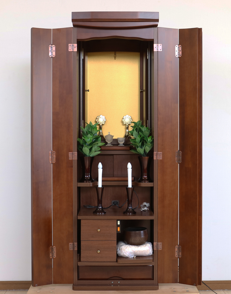 創価学会仏壇専門店桜梅桃李.comにて、創価学会家具調中古仏壇638発売いたします。　こちらの商品は落ち着いたっチョコレートダーク色のお仏壇です。取っ手が可愛く作られておりますので、洋服ダンスのように見えます。リビング・ダイニング・洋室・和室・結婚祝いにぴったりの家具調仏壇となっております。こちらは現在でも新品で販売しているラックスの前身と言えるような似た商品となっております。創価学会家具調中古仏壇　638 和室・洋室・ワンルームにも最適です 家具調仏壇  仏壇全体:高147cm x 幅45.5cm x 奥行き44cm  厨子内寸: 55cm x 33cm  外扉二つ折り時の横幅:68cm 	 パイン材　(合成杢)　表面仕上げ:ウレタン仕上げ　 自動扉・照明灯・引き出し3箇所ついております。