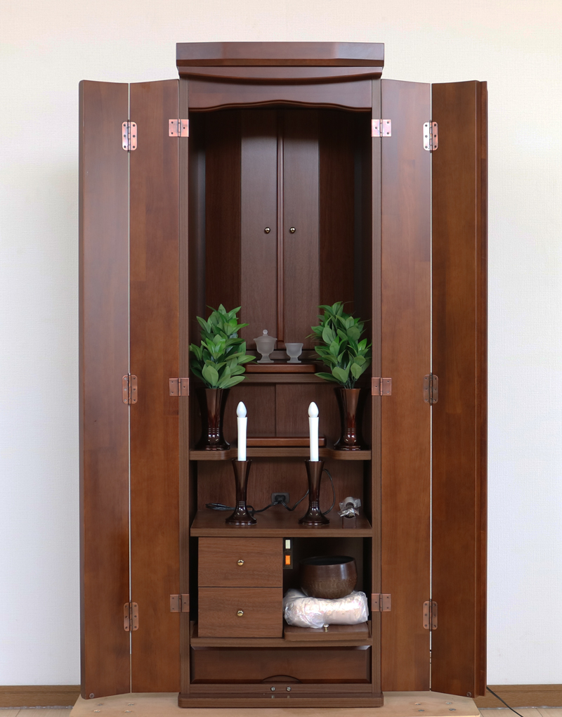 創価学会仏壇専門店桜梅桃李.comにて、創価学会家具調中古仏壇638発売いたします。　こちらの商品は落ち着いたっチョコレートダーク色のお仏壇です。取っ手が可愛く作られておりますので、洋服ダンスのように見えます。リビング・ダイニング・洋室・和室・結婚祝いにぴったりの家具調仏壇となっております。こちらは現在でも新品で販売しているラックスの前身と言えるような似た商品となっております。創価学会家具調中古仏壇　638 和室・洋室・ワンルームにも最適です 家具調仏壇  仏壇全体:高147cm x 幅45.5cm x 奥行き44cm  厨子内寸: 55cm x 33cm  外扉二つ折り時の横幅:68cm 	 パイン材　(合成杢)　表面仕上げ:ウレタン仕上げ　 自動扉・照明灯・引き出し3箇所ついております。