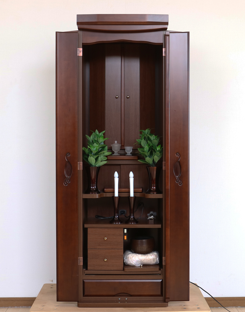 創価学会仏壇専門店桜梅桃李.comにて、創価学会家具調中古仏壇638発売いたします。　こちらの商品は落ち着いたっチョコレートダーク色のお仏壇です。取っ手が可愛く作られておりますので、洋服ダンスのように見えます。リビング・ダイニング・洋室・和室・結婚祝いにぴったりの家具調仏壇となっております。こちらは現在でも新品で販売しているラックスの前身と言えるような似た商品となっております。創価学会家具調中古仏壇　638 和室・洋室・ワンルームにも最適です 家具調仏壇  仏壇全体:高147cm x 幅45.5cm x 奥行き44cm  厨子内寸: 55cm x 33cm  外扉二つ折り時の横幅:68cm 	 パイン材　(合成杢)　表面仕上げ:ウレタン仕上げ　 自動扉・照明灯・引き出し3箇所ついております。