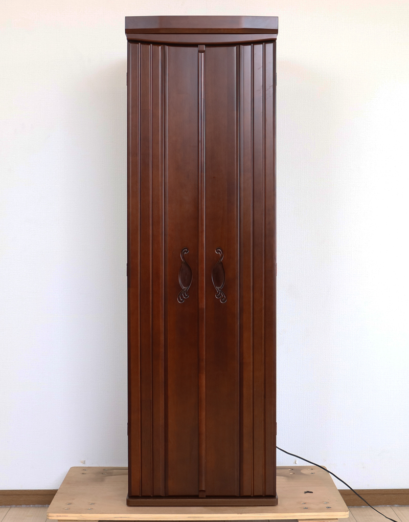 創価学会仏壇専門店桜梅桃李.comにて、創価学会家具調中古仏壇638発売いたします。　こちらの商品は落ち着いたっチョコレートダーク色のお仏壇です。取っ手が可愛く作られておりますので、洋服ダンスのように見えます。リビング・ダイニング・洋室・和室・結婚祝いにぴったりの家具調仏壇となっております。こちらは現在でも新品で販売しているラックスの前身と言えるような似た商品となっております。創価学会家具調中古仏壇　638 和室・洋室・ワンルームにも最適です 家具調仏壇  仏壇全体:高147cm x 幅45.5cm x 奥行き44cm  厨子内寸: 55cm x 33cm  外扉二つ折り時の横幅:68cm 	 パイン材　(合成杢)　表面仕上げ:ウレタン仕上げ　 自動扉・照明灯・引き出し3箇所ついております。