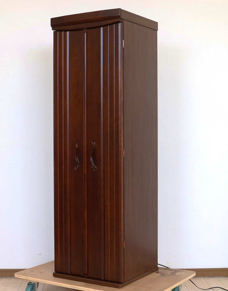 創価学会仏壇専門店桜梅桃李.comにて、創価学会家具調中古仏壇638発売いたします。　こちらの商品は落ち着いたっチョコレートダーク色のお仏壇です。取っ手が可愛く作られておりますので、洋服ダンスのように見えます。リビング・ダイニング・洋室・和室・結婚祝いにぴったりの家具調仏壇となっております。こちらは現在でも新品で販売しているラックスの前身と言えるような似た商品となっております。創価学会家具調中古仏壇　638 和室・洋室・ワンルームにも最適です 家具調仏壇  仏壇全体:高147cm x 幅45.5cm x 奥行き44cm  厨子内寸: 55cm x 33cm  外扉二つ折り時の横幅:68cm 	 パイン材　(合成杢)　表面仕上げ:ウレタン仕上げ　 自動扉・照明灯・引き出し3箇所ついております。