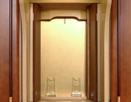  ダーク色とライト色のツートンのコンビネーション色です。今までのお仏壇のデザインではなかった、オシャレな雰囲気漂うデザインに仕上がっております。  材質はデザインにあった、パイン材を使用しており、暖かみあふれる明るい印象をお部屋にプラスしてくれます。  金剛堂アンサンブル現在でも販売されているお仏壇です。    製品名 	創価学会中古仏壇639 設置 	和室・洋室・拠点・ワンルーム・一人暮らしにも最適です 種別 	家具調仏壇 サイズ 	  仏壇全体:高さ145cm x 幅54cm x 奥行き49cm  扉二つ折り最大幅:79cm  厨子内寸: 52cm x 32cm 	  材質 	芯材:MDF、扉:パイン材、 機能 	  自動扉・引き出し3箇所(厨子下一個、下部引き出し二個)、収納経机