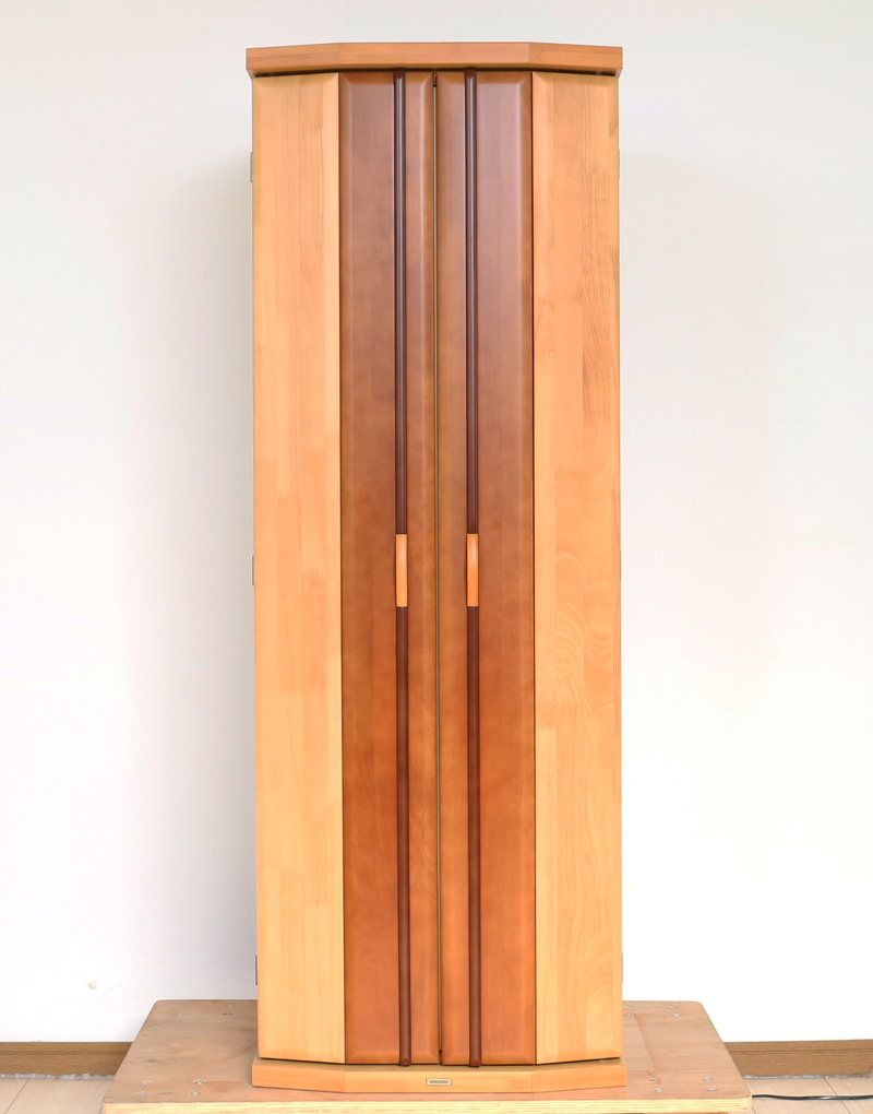 ダーク色とライト色のツートンのコンビネーション色です。今までのお仏壇のデザインではなかった、オシャレな雰囲気漂うデザインに仕上がっております。  材質はデザインにあった、パイン材を使用しており、暖かみあふれる明るい印象をお部屋にプラスしてくれます。  金剛堂アンサンブル現在でも販売されているお仏壇です。    製品名 	創価学会中古仏壇639 設置 	和室・洋室・拠点・ワンルーム・一人暮らしにも最適です 種別 	家具調仏壇 サイズ 	  仏壇全体:高さ145cm x 幅54cm x 奥行き49cm  扉二つ折り最大幅:79cm  厨子内寸: 52cm x 32cm 	  材質 	芯材:MDF、扉:パイン材、 機能 	  自動扉・引き出し3箇所(厨子下一個、下部引き出し二個)、収納経机