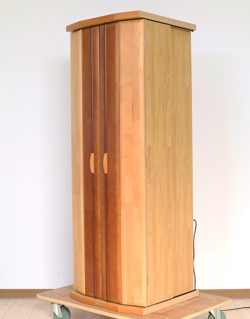 ダーク色とライト色のツートンのコンビネーション色です。今までのお仏壇のデザインではなかった、オシャレな雰囲気漂うデザインに仕上がっております。  材質はデザインにあった、パイン材を使用しており、暖かみあふれる明るい印象をお部屋にプラスしてくれます。  金剛堂アンサンブル現在でも販売されているお仏壇です。    製品名 	創価学会中古仏壇639 設置 	和室・洋室・拠点・ワンルーム・一人暮らしにも最適です 種別 	家具調仏壇 サイズ 	  仏壇全体:高さ145cm x 幅54cm x 奥行き49cm  扉二つ折り最大幅:79cm  厨子内寸: 52cm x 32cm 	  材質 	芯材:MDF、扉:パイン材、 機能 	  自動扉・引き出し3箇所(厨子下一個、下部引き出し二個)、収納経机