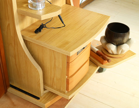  ダーク色とライト色のツートンのコンビネーション色です。今までのお仏壇のデザインではなかった、オシャレな雰囲気漂うデザインに仕上がっております。  材質はデザインにあった、パイン材を使用しており、暖かみあふれる明るい印象をお部屋にプラスしてくれます。  金剛堂アンサンブル現在でも販売されているお仏壇です。    製品名 	創価学会中古仏壇639 設置 	和室・洋室・拠点・ワンルーム・一人暮らしにも最適です 種別 	家具調仏壇 サイズ 	  仏壇全体:高さ145cm x 幅54cm x 奥行き49cm  扉二つ折り最大幅:79cm  厨子内寸: 52cm x 32cm 	  材質 	芯材:MDF、扉:パイン材、 機能 	  自動扉・引き出し3箇所(厨子下一個、下部引き出し二個)、収納経机