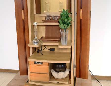  ダーク色とライト色のツートンのコンビネーション色です。今までのお仏壇のデザインではなかった、オシャレな雰囲気漂うデザインに仕上がっております。  材質はデザインにあった、パイン材を使用しており、暖かみあふれる明るい印象をお部屋にプラスしてくれます。  金剛堂アンサンブル現在でも販売されているお仏壇です。    製品名 	創価学会中古仏壇639 設置 	和室・洋室・拠点・ワンルーム・一人暮らしにも最適です 種別 	家具調仏壇 サイズ 	  仏壇全体:高さ145cm x 幅54cm x 奥行き49cm  扉二つ折り最大幅:79cm  厨子内寸: 52cm x 32cm 	  材質 	芯材:MDF、扉:パイン材、 機能 	  自動扉・引き出し3箇所(厨子下一個、下部引き出し二個)、収納経机