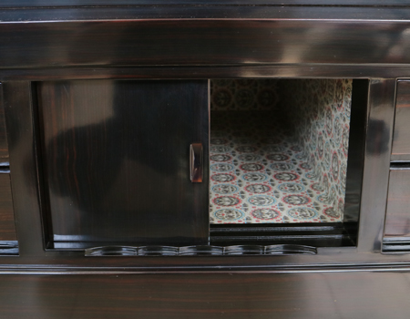 鶴マークは、現在も各創価学会会館の仏壇に鶴徳利として安置されていますが、気になる方には上記の高級八葉マークをお付けし発送いたします。  お問い合わせ下さいませ。 黒檀色の創価学会中古厨子型仏壇B641です。  お求めやすいお値段となっております。  B級仏壇の為よくご確認の上ご購入ください。 製品名 	創価学会家具調中古仏壇　B641 設置 	和室も最適です 種別 	収納厨子型仏壇 サイズ 	  仏壇全体:高さ　約165cm x幅　約79 cm x 奥行き　約67cm  厨子内寸: 高さ　約60cm x幅　約33cm  扉を開いた際の横幅:約124cm 	  材質 	MDF・黒檀シート貼り 機能 	自動扉・照明灯・引き出し4箇所・底部引き戸一か所・特装ご本尊様ご安置可能