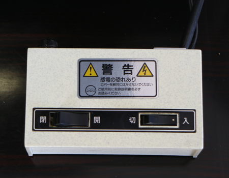 鶴マークは、現在も各創価学会会館の仏壇に鶴徳利として安置されていますが、気になる方には上記の高級八葉マークをお付けし発送いたします。  お問い合わせ下さいませ。 黒檀色の創価学会中古厨子型仏壇B641です。  お求めやすいお値段となっております。  B級仏壇の為よくご確認の上ご購入ください。 製品名 	創価学会家具調中古仏壇　B641 設置 	和室も最適です 種別 	収納厨子型仏壇 サイズ 	  仏壇全体:高さ　約165cm x幅　約79 cm x 奥行き　約67cm  厨子内寸: 高さ　約60cm x幅　約33cm  扉を開いた際の横幅:約124cm 	  材質 	MDF・黒檀シート貼り 機能 	自動扉・照明灯・引き出し4箇所・底部引き戸一か所・特装ご本尊様ご安置可能