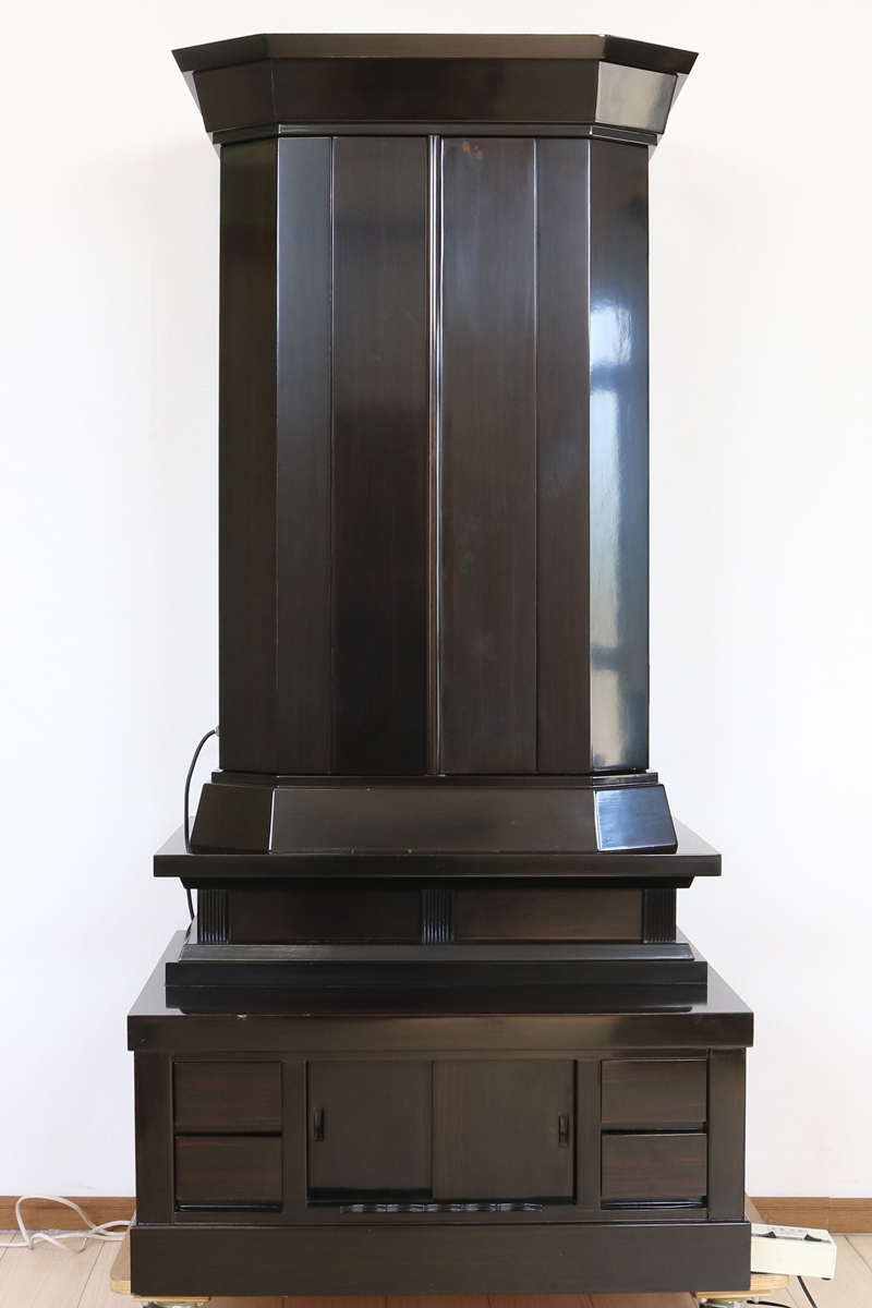 鶴マークは、現在も各創価学会会館の仏壇に鶴徳利として安置されていますが、気になる方には上記の高級八葉マークをお付けし発送いたします。  お問い合わせ下さいませ。 黒檀色の創価学会中古厨子型仏壇B641です。  お求めやすいお値段となっております。  B級仏壇の為よくご確認の上ご購入ください。 製品名 	創価学会家具調中古仏壇　B641 設置 	和室も最適です 種別 	収納厨子型仏壇 サイズ 	  仏壇全体:高さ　約165cm x幅　約79 cm x 奥行き　約67cm  厨子内寸: 高さ　約60cm x幅　約33cm  扉を開いた際の横幅:約124cm 	  材質 	MDF・黒檀シート貼り 機能 	自動扉・照明灯・引き出し4箇所・底部引き戸一か所・特装ご本尊様ご安置可能