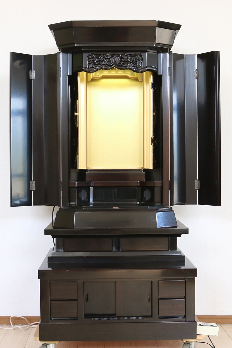 鶴マークは、現在も各創価学会会館の仏壇に鶴徳利として安置されていますが、気になる方には上記の高級八葉マークをお付けし発送いたします。  お問い合わせ下さいませ。 黒檀色の創価学会中古厨子型仏壇B641です。  お求めやすいお値段となっております。  B級仏壇の為よくご確認の上ご購入ください。 製品名 	創価学会家具調中古仏壇　B641 設置 	和室も最適です 種別 	収納厨子型仏壇 サイズ 	  仏壇全体:高さ　約165cm x幅　約79 cm x 奥行き　約67cm  厨子内寸: 高さ　約60cm x幅　約33cm  扉を開いた際の横幅:約124cm 	  材質 	MDF・黒檀シート貼り 機能 	自動扉・照明灯・引き出し4箇所・底部引き戸一か所・特装ご本尊様ご安置可能