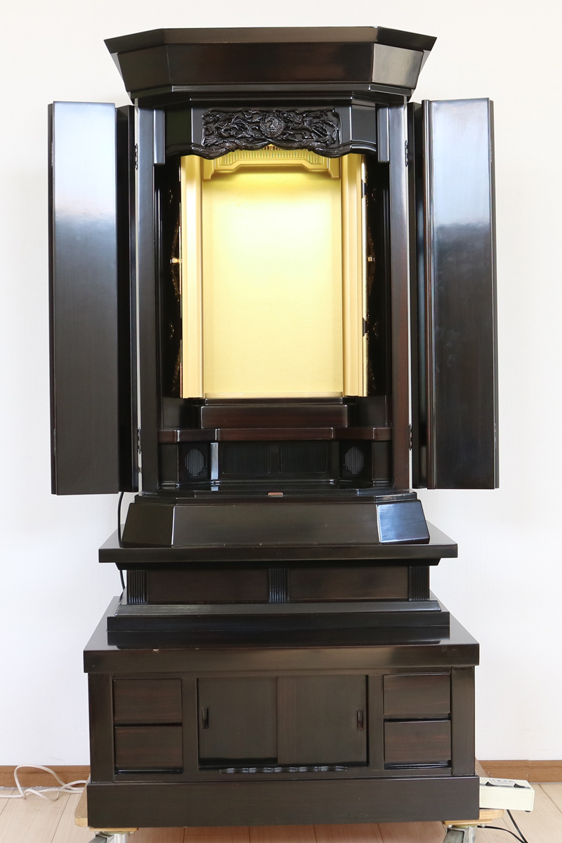 鶴マークは、現在も各創価学会会館の仏壇に鶴徳利として安置されていますが、気になる方には上記の高級八葉マークをお付けし発送いたします。  お問い合わせ下さいませ。 黒檀色の創価学会中古厨子型仏壇B641です。  お求めやすいお値段となっております。  B級仏壇の為よくご確認の上ご購入ください。 製品名 	創価学会家具調中古仏壇　B641 設置 	和室も最適です 種別 	収納厨子型仏壇 サイズ 	  仏壇全体:高さ　約165cm x幅　約79 cm x 奥行き　約67cm  厨子内寸: 高さ　約60cm x幅　約33cm  扉を開いた際の横幅:約124cm 	  材質 	MDF・黒檀シート貼り 機能 	自動扉・照明灯・引き出し4箇所・底部引き戸一か所・特装ご本尊様ご安置可能