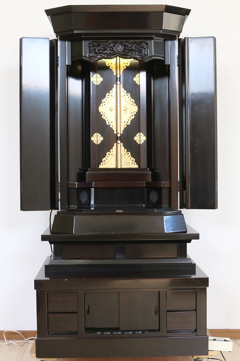 鶴マークは、現在も各創価学会会館の仏壇に鶴徳利として安置されていますが、気になる方には上記の高級八葉マークをお付けし発送いたします。  お問い合わせ下さいませ。 黒檀色の創価学会中古厨子型仏壇B641です。  お求めやすいお値段となっております。  B級仏壇の為よくご確認の上ご購入ください。 製品名 	創価学会家具調中古仏壇　B641 設置 	和室も最適です 種別 	収納厨子型仏壇 サイズ 	  仏壇全体:高さ　約165cm x幅　約79 cm x 奥行き　約67cm  厨子内寸: 高さ　約60cm x幅　約33cm  扉を開いた際の横幅:約124cm 	  材質 	MDF・黒檀シート貼り 機能 	自動扉・照明灯・引き出し4箇所・底部引き戸一か所・特装ご本尊様ご安置可能