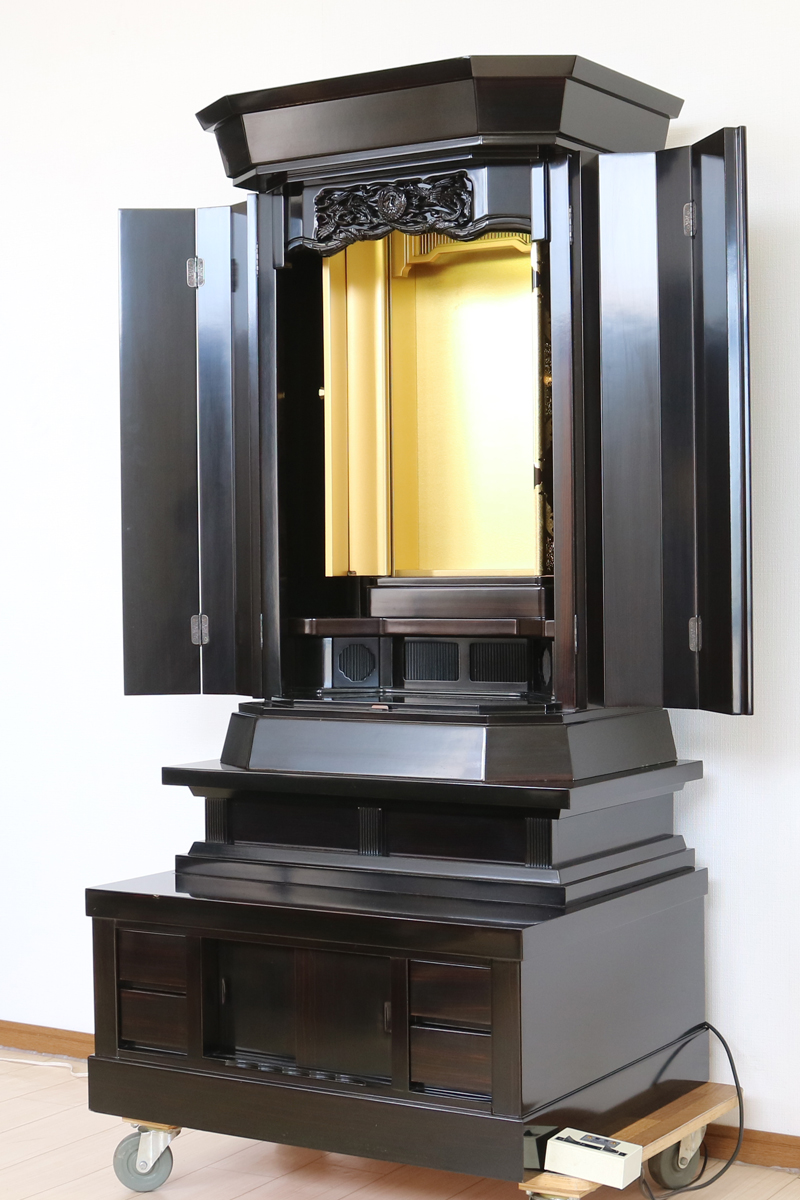 鶴マークは、現在も各創価学会会館の仏壇に鶴徳利として安置されていますが、気になる方には上記の高級八葉マークをお付けし発送いたします。  お問い合わせ下さいませ。 黒檀色の創価学会中古厨子型仏壇B641です。  お求めやすいお値段となっております。  B級仏壇の為よくご確認の上ご購入ください。 製品名 	創価学会家具調中古仏壇　B641 設置 	和室も最適です 種別 	収納厨子型仏壇 サイズ 	  仏壇全体:高さ　約165cm x幅　約79 cm x 奥行き　約67cm  厨子内寸: 高さ　約60cm x幅　約33cm  扉を開いた際の横幅:約124cm 	  材質 	MDF・黒檀シート貼り 機能 	自動扉・照明灯・引き出し4箇所・底部引き戸一か所・特装ご本尊様ご安置可能