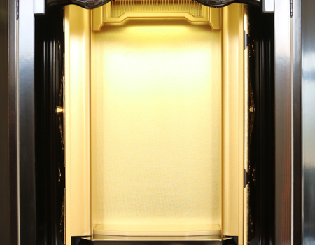 鶴マークは、現在も各創価学会会館の仏壇に鶴徳利として安置されていますが、気になる方には上記の高級八葉マークをお付けし発送いたします。  お問い合わせ下さいませ。 黒檀色の創価学会中古厨子型仏壇B641です。  お求めやすいお値段となっております。  B級仏壇の為よくご確認の上ご購入ください。 製品名 	創価学会家具調中古仏壇　B641 設置 	和室も最適です 種別 	収納厨子型仏壇 サイズ 	  仏壇全体:高さ　約165cm x幅　約79 cm x 奥行き　約67cm  厨子内寸: 高さ　約60cm x幅　約33cm  扉を開いた際の横幅:約124cm 	  材質 	MDF・黒檀シート貼り 機能 	自動扉・照明灯・引き出し4箇所・底部引き戸一か所・特装ご本尊様ご安置可能