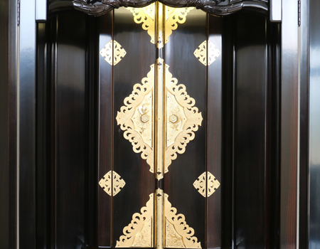 鶴マークは、現在も各創価学会会館の仏壇に鶴徳利として安置されていますが、気になる方には上記の高級八葉マークをお付けし発送いたします。  お問い合わせ下さいませ。 黒檀色の創価学会中古厨子型仏壇B641です。  お求めやすいお値段となっております。  B級仏壇の為よくご確認の上ご購入ください。 製品名 	創価学会家具調中古仏壇　B641 設置 	和室も最適です 種別 	収納厨子型仏壇 サイズ 	  仏壇全体:高さ　約165cm x幅　約79 cm x 奥行き　約67cm  厨子内寸: 高さ　約60cm x幅　約33cm  扉を開いた際の横幅:約124cm 	  材質 	MDF・黒檀シート貼り 機能 	自動扉・照明灯・引き出し4箇所・底部引き戸一か所・特装ご本尊様ご安置可能