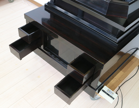 鶴マークは、現在も各創価学会会館の仏壇に鶴徳利として安置されていますが、気になる方には上記の高級八葉マークをお付けし発送いたします。  お問い合わせ下さいませ。 黒檀色の創価学会中古厨子型仏壇B641です。  お求めやすいお値段となっております。  B級仏壇の為よくご確認の上ご購入ください。 製品名 	創価学会家具調中古仏壇　B641 設置 	和室も最適です 種別 	収納厨子型仏壇 サイズ 	  仏壇全体:高さ　約165cm x幅　約79 cm x 奥行き　約67cm  厨子内寸: 高さ　約60cm x幅　約33cm  扉を開いた際の横幅:約124cm 	  材質 	MDF・黒檀シート貼り 機能 	自動扉・照明灯・引き出し4箇所・底部引き戸一か所・特装ご本尊様ご安置可能