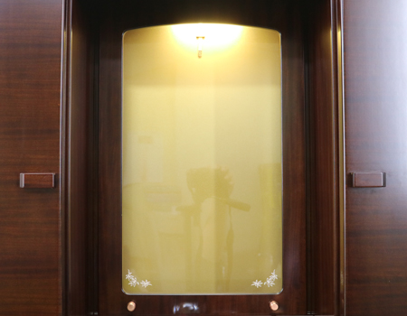  アサメラで出来たお仏壇です。椅子付気高級上置き仏壇(アクリル厨子)となっております。・製造年月日　2015/8/20　・使用年数1年優良:創価学会【中古】椅子付高級上置き仏壇　642　ゆりアサメラ　　国産リビング・ダイニング・洋室・和室・結婚祝いにぴったりの家具調仏壇となっております。こちらは現在でも新品で博文栄光堂で販売している「ゆり　アサメラ」という商品となっております。全体的にきれいで擦れ以外の傷等は見当たりません。製造から二年・使用一年の為優良美品です。仏壇上台:高84.5cm x 幅48cm x 奥行き32cm下台:高さ71cm×幅60cm×奥行32cm厨子内寸:58cm x 38cm扉全開時の幅:約90cm椅子付です。堅めのクッションの為、長時間の勤行唱題でも疲れにくいです。椅子のクッションから地面高さ44cmです。背中もちょうどいい背もたれとなっております。背もたれから地面まで75cmです。