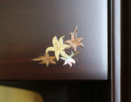  アサメラで出来たお仏壇です。椅子付気高級上置き仏壇(アクリル厨子)となっております。・製造年月日　2015/8/20　・使用年数1年優良:創価学会【中古】椅子付高級上置き仏壇　642　ゆりアサメラ　　国産リビング・ダイニング・洋室・和室・結婚祝いにぴったりの家具調仏壇となっております。こちらは現在でも新品で博文栄光堂で販売している「ゆり　アサメラ」という商品となっております。全体的にきれいで擦れ以外の傷等は見当たりません。製造から二年・使用一年の為優良美品です。仏壇上台:高84.5cm x 幅48cm x 奥行き32cm下台:高さ71cm×幅60cm×奥行32cm厨子内寸:58cm x 38cm扉全開時の幅:約90cm椅子付です。堅めのクッションの為、長時間の勤行唱題でも疲れにくいです。椅子のクッションから地面高さ44cmです。背中もちょうどいい背もたれとなっております。背もたれから地面まで75cmです。