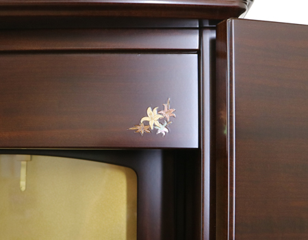  アサメラで出来たお仏壇です。椅子付気高級上置き仏壇(アクリル厨子)となっております。・製造年月日　2015/8/20　・使用年数1年優良:創価学会【中古】椅子付高級上置き仏壇　642　ゆりアサメラ　　国産リビング・ダイニング・洋室・和室・結婚祝いにぴったりの家具調仏壇となっております。こちらは現在でも新品で博文栄光堂で販売している「ゆり　アサメラ」という商品となっております。全体的にきれいで擦れ以外の傷等は見当たりません。製造から二年・使用一年の為優良美品です。仏壇上台:高84.5cm x 幅48cm x 奥行き32cm下台:高さ71cm×幅60cm×奥行32cm厨子内寸:58cm x 38cm扉全開時の幅:約90cm椅子付です。堅めのクッションの為、長時間の勤行唱題でも疲れにくいです。椅子のクッションから地面高さ44cmです。背中もちょうどいい背もたれとなっております。背もたれから地面まで75cmです。