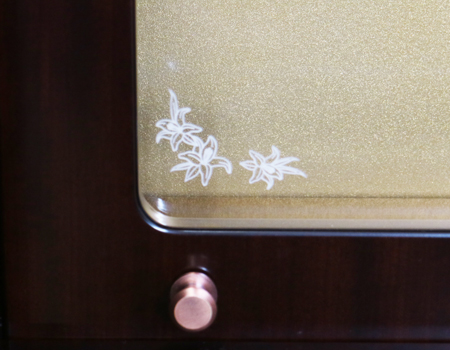  アサメラで出来たお仏壇です。椅子付気高級上置き仏壇(アクリル厨子)となっております。・製造年月日　2015/8/20　・使用年数1年優良:創価学会【中古】椅子付高級上置き仏壇　642　ゆりアサメラ　　国産リビング・ダイニング・洋室・和室・結婚祝いにぴったりの家具調仏壇となっております。こちらは現在でも新品で博文栄光堂で販売している「ゆり　アサメラ」という商品となっております。全体的にきれいで擦れ以外の傷等は見当たりません。製造から二年・使用一年の為優良美品です。仏壇上台:高84.5cm x 幅48cm x 奥行き32cm下台:高さ71cm×幅60cm×奥行32cm厨子内寸:58cm x 38cm扉全開時の幅:約90cm椅子付です。堅めのクッションの為、長時間の勤行唱題でも疲れにくいです。椅子のクッションから地面高さ44cmです。背中もちょうどいい背もたれとなっております。背もたれから地面まで75cmです。