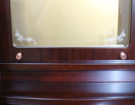  アサメラで出来たお仏壇です。椅子付気高級上置き仏壇(アクリル厨子)となっております。・製造年月日　2015/8/20　・使用年数1年優良:創価学会【中古】椅子付高級上置き仏壇　642　ゆりアサメラ　　国産リビング・ダイニング・洋室・和室・結婚祝いにぴったりの家具調仏壇となっております。こちらは現在でも新品で博文栄光堂で販売している「ゆり　アサメラ」という商品となっております。全体的にきれいで擦れ以外の傷等は見当たりません。製造から二年・使用一年の為優良美品です。仏壇上台:高84.5cm x 幅48cm x 奥行き32cm下台:高さ71cm×幅60cm×奥行32cm厨子内寸:58cm x 38cm扉全開時の幅:約90cm椅子付です。堅めのクッションの為、長時間の勤行唱題でも疲れにくいです。椅子のクッションから地面高さ44cmです。背中もちょうどいい背もたれとなっております。背もたれから地面まで75cmです。