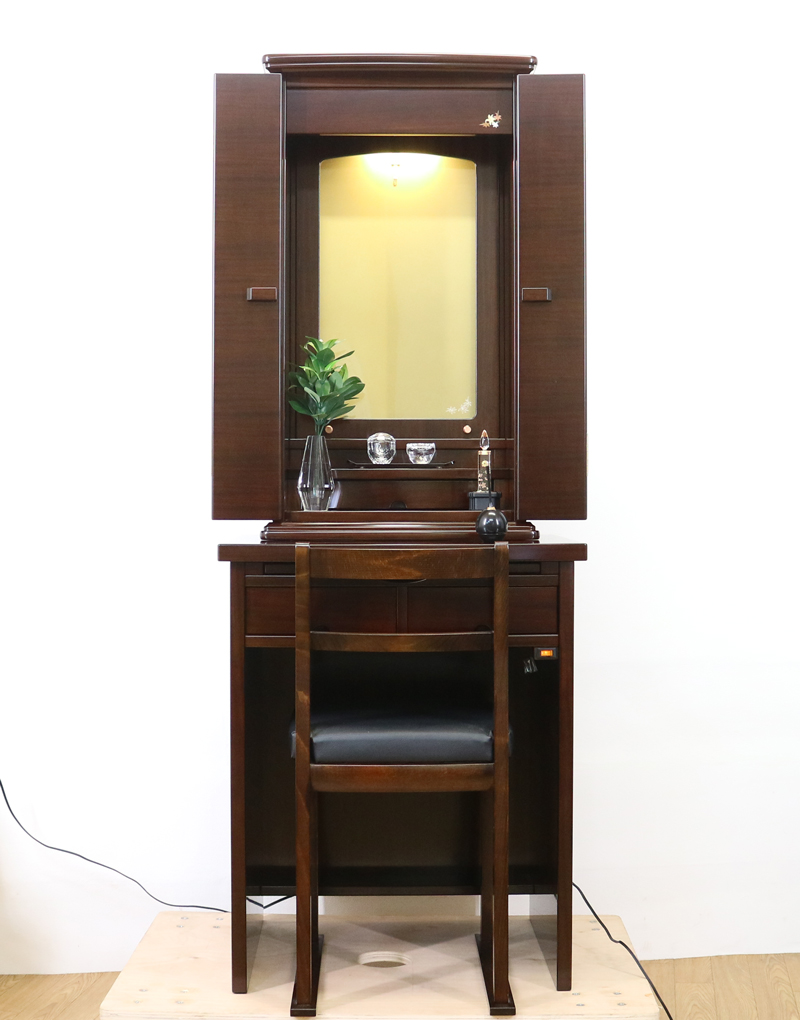  アサメラで出来たお仏壇です。椅子付気高級上置き仏壇(アクリル厨子)となっております。・製造年月日　2015/8/20　・使用年数1年優良:創価学会【中古】椅子付高級上置き仏壇　642　ゆりアサメラ　　国産リビング・ダイニング・洋室・和室・結婚祝いにぴったりの家具調仏壇となっております。こちらは現在でも新品で博文栄光堂で販売している「ゆり　アサメラ」という商品となっております。全体的にきれいで擦れ以外の傷等は見当たりません。製造から二年・使用一年の為優良美品です。仏壇上台:高84.5cm x 幅48cm x 奥行き32cm下台:高さ71cm×幅60cm×奥行32cm厨子内寸:58cm x 38cm扉全開時の幅:約90cm椅子付です。堅めのクッションの為、長時間の勤行唱題でも疲れにくいです。椅子のクッションから地面高さ44cmです。背中もちょうどいい背もたれとなっております。背もたれから地面まで75cmです。