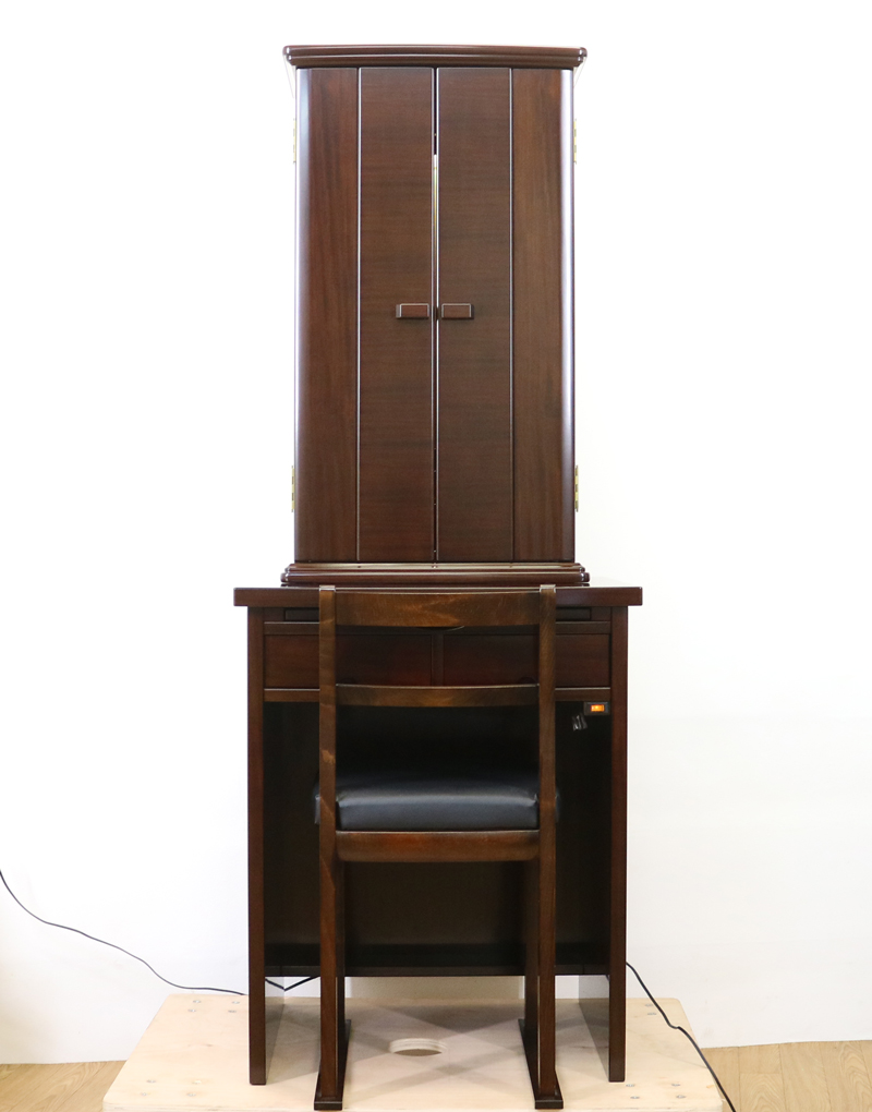  アサメラで出来たお仏壇です。椅子付気高級上置き仏壇(アクリル厨子)となっております。・製造年月日　2015/8/20　・使用年数1年優良:創価学会【中古】椅子付高級上置き仏壇　642　ゆりアサメラ　　国産リビング・ダイニング・洋室・和室・結婚祝いにぴったりの家具調仏壇となっております。こちらは現在でも新品で博文栄光堂で販売している「ゆり　アサメラ」という商品となっております。全体的にきれいで擦れ以外の傷等は見当たりません。製造から二年・使用一年の為優良美品です。仏壇上台:高84.5cm x 幅48cm x 奥行き32cm下台:高さ71cm×幅60cm×奥行32cm厨子内寸:58cm x 38cm扉全開時の幅:約90cm椅子付です。堅めのクッションの為、長時間の勤行唱題でも疲れにくいです。椅子のクッションから地面高さ44cmです。背中もちょうどいい背もたれとなっております。背もたれから地面まで75cmです。