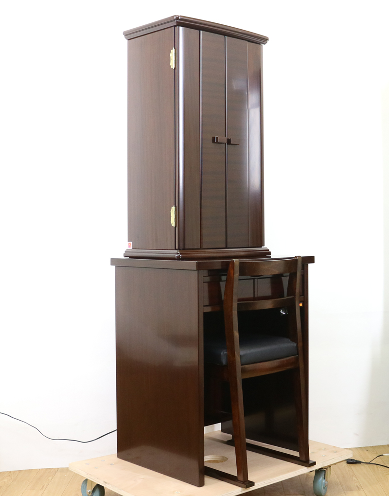  アサメラで出来たお仏壇です。椅子付気高級上置き仏壇(アクリル厨子)となっております。・製造年月日　2015/8/20　・使用年数1年優良:創価学会【中古】椅子付高級上置き仏壇　642　ゆりアサメラ　　国産リビング・ダイニング・洋室・和室・結婚祝いにぴったりの家具調仏壇となっております。こちらは現在でも新品で博文栄光堂で販売している「ゆり　アサメラ」という商品となっております。全体的にきれいで擦れ以外の傷等は見当たりません。製造から二年・使用一年の為優良美品です。仏壇上台:高84.5cm x 幅48cm x 奥行き32cm下台:高さ71cm×幅60cm×奥行32cm厨子内寸:58cm x 38cm扉全開時の幅:約90cm椅子付です。堅めのクッションの為、長時間の勤行唱題でも疲れにくいです。椅子のクッションから地面高さ44cmです。背中もちょうどいい背もたれとなっております。背もたれから地面まで75cmです。