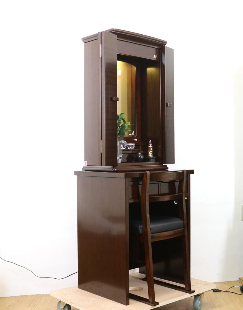  アサメラで出来たお仏壇です。椅子付気高級上置き仏壇(アクリル厨子)となっております。・製造年月日　2015/8/20　・使用年数1年優良:創価学会【中古】椅子付高級上置き仏壇　642　ゆりアサメラ　　国産リビング・ダイニング・洋室・和室・結婚祝いにぴったりの家具調仏壇となっております。こちらは現在でも新品で博文栄光堂で販売している「ゆり　アサメラ」という商品となっております。全体的にきれいで擦れ以外の傷等は見当たりません。製造から二年・使用一年の為優良美品です。仏壇上台:高84.5cm x 幅48cm x 奥行き32cm下台:高さ71cm×幅60cm×奥行32cm厨子内寸:58cm x 38cm扉全開時の幅:約90cm椅子付です。堅めのクッションの為、長時間の勤行唱題でも疲れにくいです。椅子のクッションから地面高さ44cmです。背中もちょうどいい背もたれとなっております。背もたれから地面まで75cmです。