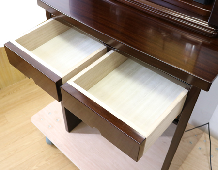  アサメラで出来たお仏壇です。椅子付気高級上置き仏壇(アクリル厨子)となっております。・製造年月日　2015/8/20　・使用年数1年優良:創価学会【中古】椅子付高級上置き仏壇　642　ゆりアサメラ　　国産リビング・ダイニング・洋室・和室・結婚祝いにぴったりの家具調仏壇となっております。こちらは現在でも新品で博文栄光堂で販売している「ゆり　アサメラ」という商品となっております。全体的にきれいで擦れ以外の傷等は見当たりません。製造から二年・使用一年の為優良美品です。仏壇上台:高84.5cm x 幅48cm x 奥行き32cm下台:高さ71cm×幅60cm×奥行32cm厨子内寸:58cm x 38cm扉全開時の幅:約90cm椅子付です。堅めのクッションの為、長時間の勤行唱題でも疲れにくいです。椅子のクッションから地面高さ44cmです。背中もちょうどいい背もたれとなっております。背もたれから地面まで75cmです。