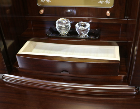  アサメラで出来たお仏壇です。椅子付気高級上置き仏壇(アクリル厨子)となっております。・製造年月日　2015/8/20　・使用年数1年優良:創価学会【中古】椅子付高級上置き仏壇　642　ゆりアサメラ　　国産リビング・ダイニング・洋室・和室・結婚祝いにぴったりの家具調仏壇となっております。こちらは現在でも新品で博文栄光堂で販売している「ゆり　アサメラ」という商品となっております。全体的にきれいで擦れ以外の傷等は見当たりません。製造から二年・使用一年の為優良美品です。仏壇上台:高84.5cm x 幅48cm x 奥行き32cm下台:高さ71cm×幅60cm×奥行32cm厨子内寸:58cm x 38cm扉全開時の幅:約90cm椅子付です。堅めのクッションの為、長時間の勤行唱題でも疲れにくいです。椅子のクッションから地面高さ44cmです。背中もちょうどいい背もたれとなっております。背もたれから地面まで75cmです。