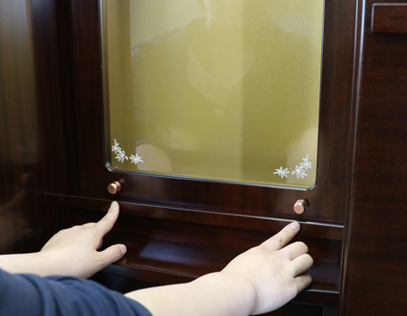  アサメラで出来たお仏壇です。椅子付気高級上置き仏壇(アクリル厨子)となっております。・製造年月日　2015/8/20　・使用年数1年優良:創価学会【中古】椅子付高級上置き仏壇　642　ゆりアサメラ　　国産リビング・ダイニング・洋室・和室・結婚祝いにぴったりの家具調仏壇となっております。こちらは現在でも新品で博文栄光堂で販売している「ゆり　アサメラ」という商品となっております。全体的にきれいで擦れ以外の傷等は見当たりません。製造から二年・使用一年の為優良美品です。仏壇上台:高84.5cm x 幅48cm x 奥行き32cm下台:高さ71cm×幅60cm×奥行32cm厨子内寸:58cm x 38cm扉全開時の幅:約90cm椅子付です。堅めのクッションの為、長時間の勤行唱題でも疲れにくいです。椅子のクッションから地面高さ44cmです。背中もちょうどいい背もたれとなっております。背もたれから地面まで75cmです。