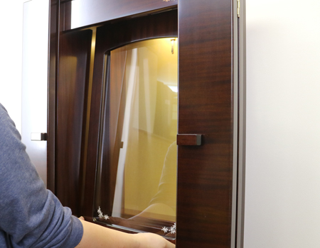  アサメラで出来たお仏壇です。椅子付気高級上置き仏壇(アクリル厨子)となっております。・製造年月日　2015/8/20　・使用年数1年優良:創価学会【中古】椅子付高級上置き仏壇　642　ゆりアサメラ　　国産リビング・ダイニング・洋室・和室・結婚祝いにぴったりの家具調仏壇となっております。こちらは現在でも新品で博文栄光堂で販売している「ゆり　アサメラ」という商品となっております。全体的にきれいで擦れ以外の傷等は見当たりません。製造から二年・使用一年の為優良美品です。仏壇上台:高84.5cm x 幅48cm x 奥行き32cm下台:高さ71cm×幅60cm×奥行32cm厨子内寸:58cm x 38cm扉全開時の幅:約90cm椅子付です。堅めのクッションの為、長時間の勤行唱題でも疲れにくいです。椅子のクッションから地面高さ44cmです。背中もちょうどいい背もたれとなっております。背もたれから地面まで75cmです。