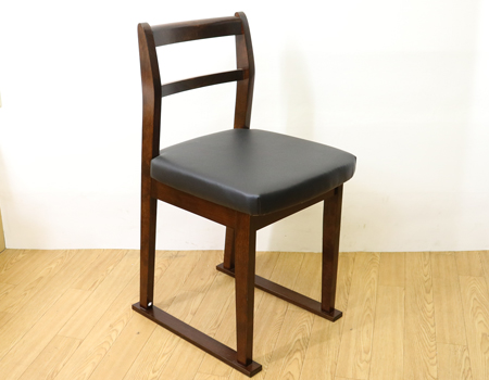  アサメラで出来たお仏壇です。椅子付気高級上置き仏壇(アクリル厨子)となっております。・製造年月日　2015/8/20　・使用年数1年優良:創価学会【中古】椅子付高級上置き仏壇　642　ゆりアサメラ　　国産リビング・ダイニング・洋室・和室・結婚祝いにぴったりの家具調仏壇となっております。こちらは現在でも新品で博文栄光堂で販売している「ゆり　アサメラ」という商品となっております。全体的にきれいで擦れ以外の傷等は見当たりません。製造から二年・使用一年の為優良美品です。仏壇上台:高84.5cm x 幅48cm x 奥行き32cm下台:高さ71cm×幅60cm×奥行32cm厨子内寸:58cm x 38cm扉全開時の幅:約90cm椅子付です。堅めのクッションの為、長時間の勤行唱題でも疲れにくいです。椅子のクッションから地面高さ44cmです。背中もちょうどいい背もたれとなっております。背もたれから地面まで75cmです。