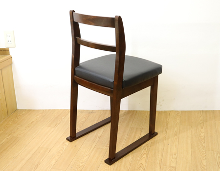  アサメラで出来たお仏壇です。椅子付気高級上置き仏壇(アクリル厨子)となっております。・製造年月日　2015/8/20　・使用年数1年優良:創価学会【中古】椅子付高級上置き仏壇　642　ゆりアサメラ　　国産リビング・ダイニング・洋室・和室・結婚祝いにぴったりの家具調仏壇となっております。こちらは現在でも新品で博文栄光堂で販売している「ゆり　アサメラ」という商品となっております。全体的にきれいで擦れ以外の傷等は見当たりません。製造から二年・使用一年の為優良美品です。仏壇上台:高84.5cm x 幅48cm x 奥行き32cm下台:高さ71cm×幅60cm×奥行32cm厨子内寸:58cm x 38cm扉全開時の幅:約90cm椅子付です。堅めのクッションの為、長時間の勤行唱題でも疲れにくいです。椅子のクッションから地面高さ44cmです。背中もちょうどいい背もたれとなっております。背もたれから地面まで75cmです。