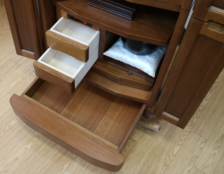 金剛堂製の二段重ねの家具調電動仏壇です。厨子上部に二重の桜の彫刻はオシャレな雰囲気漂うデザインに仕上がっております。  材質はデザインにあった、マホガニー材を使用しており、暖かみあふれる明るい印象をお部屋にプラスしてくれます。  和室・洋室・リビングダイニングにも最適です。また厨子内は、金箔を使用しておりご本尊様を明るく荘厳いたします。 製品名 	創価学会　家具調電動中古仏壇　643　金剛堂製 設置 	和室・洋室・拠点にも最適です 種別 	中古家具調仏壇 サイズ 	  仏壇全体:高さ約150cm x 幅約53cm x 奥行き約49cm  厨子内寸:約51cm x 約35cm (特装ご本尊様可能) 	  材質 	マホガニー無垢、貼り、合成杢、MDF 機能 	  自動開閉厨子・蛍光照明・厨子内金箔