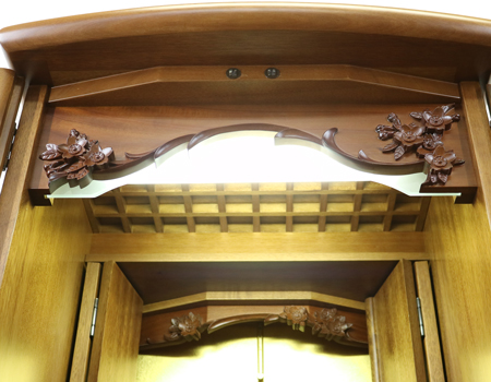 金剛堂製の二段重ねの家具調電動仏壇です。厨子上部に二重の桜の彫刻はオシャレな雰囲気漂うデザインに仕上がっております。  材質はデザインにあった、マホガニー材を使用しており、暖かみあふれる明るい印象をお部屋にプラスしてくれます。  和室・洋室・リビングダイニングにも最適です。また厨子内は、金箔を使用しておりご本尊様を明るく荘厳いたします。 製品名 	創価学会　家具調電動中古仏壇　643　金剛堂製 設置 	和室・洋室・拠点にも最適です 種別 	中古家具調仏壇 サイズ 	  仏壇全体:高さ約150cm x 幅約53cm x 奥行き約49cm  厨子内寸:約51cm x 約35cm (特装ご本尊様可能) 	  材質 	マホガニー無垢、貼り、合成杢、MDF 機能 	  自動開閉厨子・蛍光照明・厨子内金箔