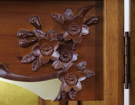 金剛堂製の二段重ねの家具調電動仏壇です。厨子上部に二重の桜の彫刻はオシャレな雰囲気漂うデザインに仕上がっております。  材質はデザインにあった、マホガニー材を使用しており、暖かみあふれる明るい印象をお部屋にプラスしてくれます。  和室・洋室・リビングダイニングにも最適です。また厨子内は、金箔を使用しておりご本尊様を明るく荘厳いたします。 製品名 	創価学会　家具調電動中古仏壇　643　金剛堂製 設置 	和室・洋室・拠点にも最適です 種別 	中古家具調仏壇 サイズ 	  仏壇全体:高さ約150cm x 幅約53cm x 奥行き約49cm  厨子内寸:約51cm x 約35cm (特装ご本尊様可能) 	  材質 	マホガニー無垢、貼り、合成杢、MDF 機能 	  自動開閉厨子・蛍光照明・厨子内金箔