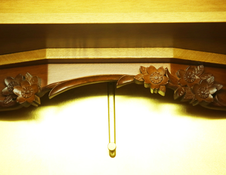 金剛堂製の二段重ねの家具調電動仏壇です。厨子上部に二重の桜の彫刻はオシャレな雰囲気漂うデザインに仕上がっております。  材質はデザインにあった、マホガニー材を使用しており、暖かみあふれる明るい印象をお部屋にプラスしてくれます。  和室・洋室・リビングダイニングにも最適です。また厨子内は、金箔を使用しておりご本尊様を明るく荘厳いたします。 製品名 	創価学会　家具調電動中古仏壇　643　金剛堂製 設置 	和室・洋室・拠点にも最適です 種別 	中古家具調仏壇 サイズ 	  仏壇全体:高さ約150cm x 幅約53cm x 奥行き約49cm  厨子内寸:約51cm x 約35cm (特装ご本尊様可能) 	  材質 	マホガニー無垢、貼り、合成杢、MDF 機能 	  自動開閉厨子・蛍光照明・厨子内金箔