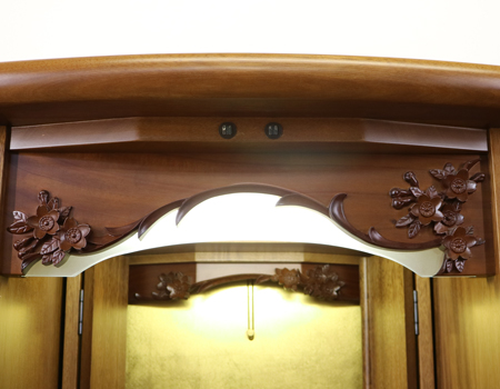 金剛堂製の二段重ねの家具調電動仏壇です。厨子上部に二重の桜の彫刻はオシャレな雰囲気漂うデザインに仕上がっております。  材質はデザインにあった、マホガニー材を使用しており、暖かみあふれる明るい印象をお部屋にプラスしてくれます。  和室・洋室・リビングダイニングにも最適です。また厨子内は、金箔を使用しておりご本尊様を明るく荘厳いたします。 製品名 	創価学会　家具調電動中古仏壇　643　金剛堂製 設置 	和室・洋室・拠点にも最適です 種別 	中古家具調仏壇 サイズ 	  仏壇全体:高さ約150cm x 幅約53cm x 奥行き約49cm  厨子内寸:約51cm x 約35cm (特装ご本尊様可能) 	  材質 	マホガニー無垢、貼り、合成杢、MDF 機能 	  自動開閉厨子・蛍光照明・厨子内金箔