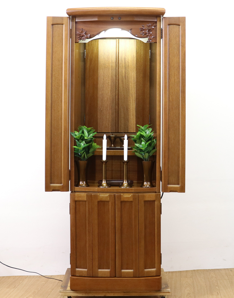 金剛堂製の二段重ねの家具調電動仏壇です。厨子上部に二重の桜の彫刻はオシャレな雰囲気漂うデザインに仕上がっております。  材質はデザインにあった、マホガニー材を使用しており、暖かみあふれる明るい印象をお部屋にプラスしてくれます。  和室・洋室・リビングダイニングにも最適です。また厨子内は、金箔を使用しておりご本尊様を明るく荘厳いたします。 製品名 	創価学会　家具調電動中古仏壇　643　金剛堂製 設置 	和室・洋室・拠点にも最適です 種別 	中古家具調仏壇 サイズ 	  仏壇全体:高さ約150cm x 幅約53cm x 奥行き約49cm  厨子内寸:約51cm x 約35cm (特装ご本尊様可能) 	  材質 	マホガニー無垢、貼り、合成杢、MDF 機能 	  自動開閉厨子・蛍光照明・厨子内金箔