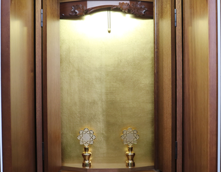 金剛堂製の二段重ねの家具調電動仏壇です。厨子上部に二重の桜の彫刻はオシャレな雰囲気漂うデザインに仕上がっております。  材質はデザインにあった、マホガニー材を使用しており、暖かみあふれる明るい印象をお部屋にプラスしてくれます。  和室・洋室・リビングダイニングにも最適です。また厨子内は、金箔を使用しておりご本尊様を明るく荘厳いたします。 製品名 	創価学会　家具調電動中古仏壇　643　金剛堂製 設置 	和室・洋室・拠点にも最適です 種別 	中古家具調仏壇 サイズ 	  仏壇全体:高さ約150cm x 幅約53cm x 奥行き約49cm  厨子内寸:約51cm x 約35cm (特装ご本尊様可能) 	  材質 	マホガニー無垢、貼り、合成杢、MDF 機能 	  自動開閉厨子・蛍光照明・厨子内金箔