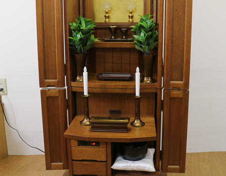 金剛堂製の二段重ねの家具調電動仏壇です。厨子上部に二重の桜の彫刻はオシャレな雰囲気漂うデザインに仕上がっております。  材質はデザインにあった、マホガニー材を使用しており、暖かみあふれる明るい印象をお部屋にプラスしてくれます。  和室・洋室・リビングダイニングにも最適です。また厨子内は、金箔を使用しておりご本尊様を明るく荘厳いたします。 製品名 	創価学会　家具調電動中古仏壇　643　金剛堂製 設置 	和室・洋室・拠点にも最適です 種別 	中古家具調仏壇 サイズ 	  仏壇全体:高さ約150cm x 幅約53cm x 奥行き約49cm  厨子内寸:約51cm x 約35cm (特装ご本尊様可能) 	  材質 	マホガニー無垢、貼り、合成杢、MDF 機能 	  自動開閉厨子・蛍光照明・厨子内金箔