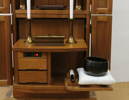 金剛堂製の二段重ねの家具調電動仏壇です。厨子上部に二重の桜の彫刻はオシャレな雰囲気漂うデザインに仕上がっております。  材質はデザインにあった、マホガニー材を使用しており、暖かみあふれる明るい印象をお部屋にプラスしてくれます。  和室・洋室・リビングダイニングにも最適です。また厨子内は、金箔を使用しておりご本尊様を明るく荘厳いたします。 製品名 	創価学会　家具調電動中古仏壇　643　金剛堂製 設置 	和室・洋室・拠点にも最適です 種別 	中古家具調仏壇 サイズ 	  仏壇全体:高さ約150cm x 幅約53cm x 奥行き約49cm  厨子内寸:約51cm x 約35cm (特装ご本尊様可能) 	  材質 	マホガニー無垢、貼り、合成杢、MDF 機能 	  自動開閉厨子・蛍光照明・厨子内金箔